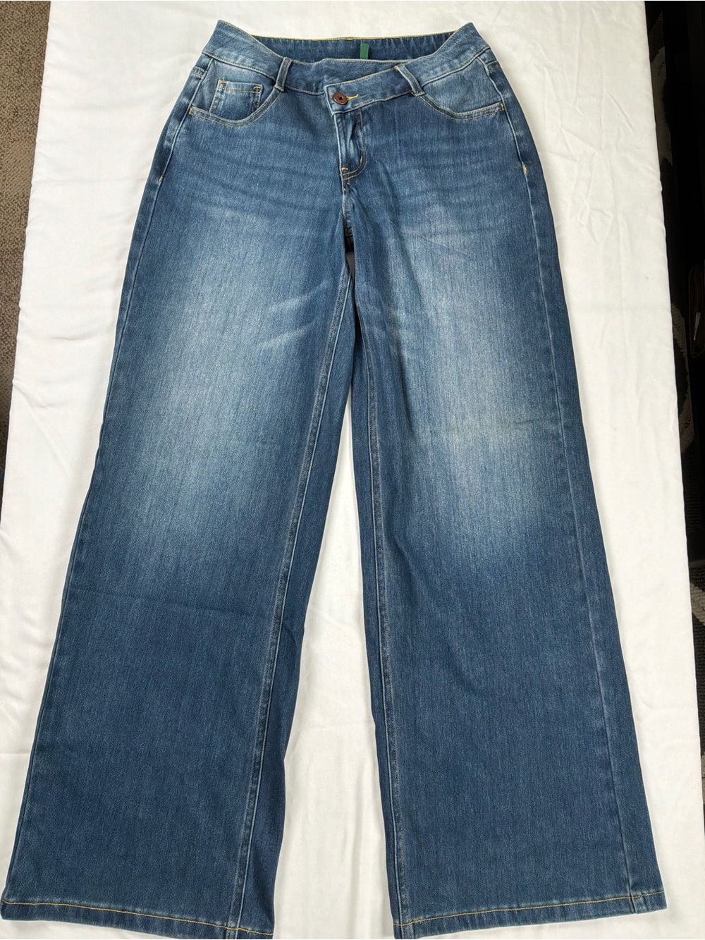 HALARA Wide-Leg Flare Jeans in Blue Wash